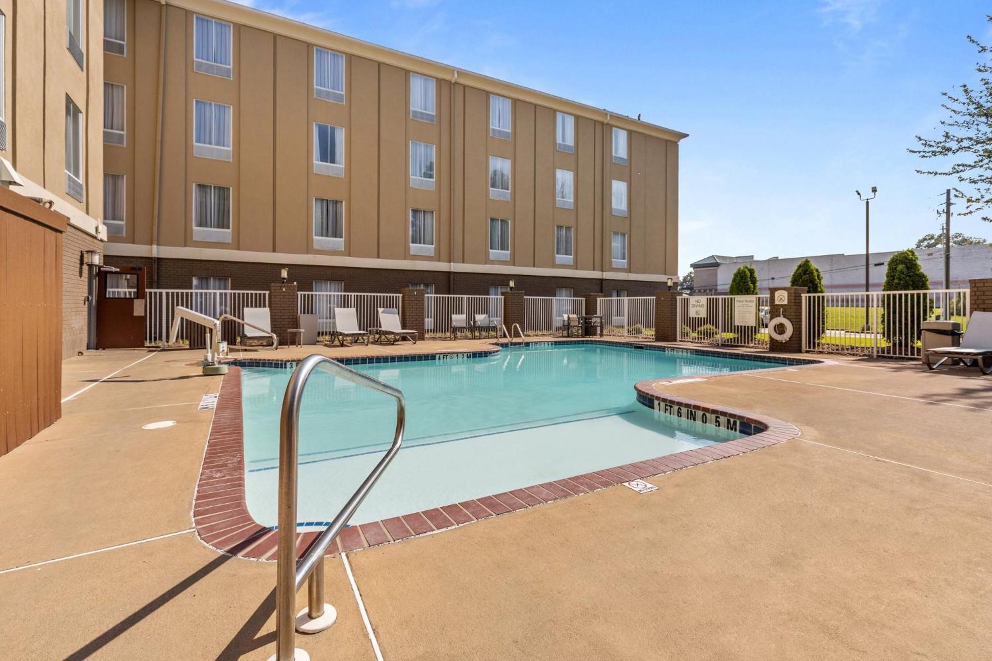 Holiday Inn Express Hotel & Suites Starkville, An Ihg Hotel Exteriör bild